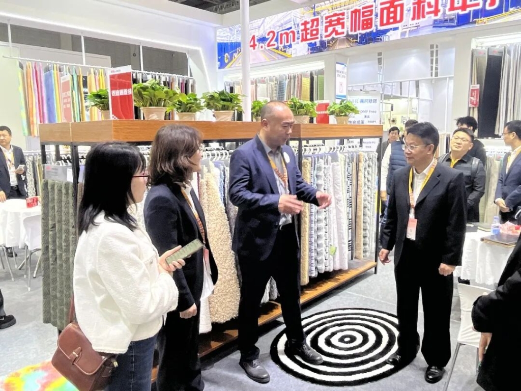 特寬幅·生態(tài)環(huán)?！た缃缌餍校椨涡铝⒊珊诵漠a(chǎn)品實(shí)力圈粉上海面料展